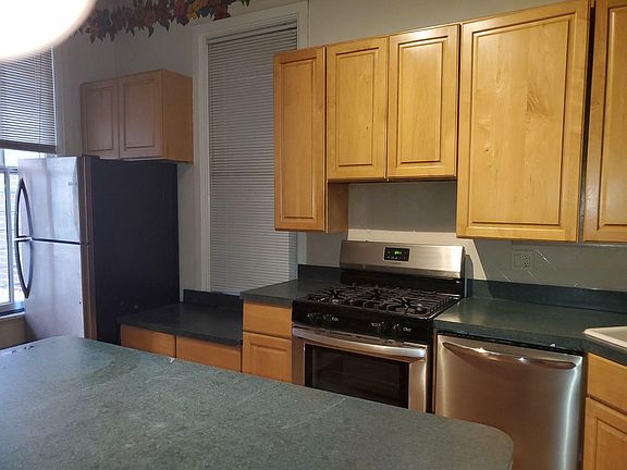 4th image of 1120 W Newport Ave APT 1F
