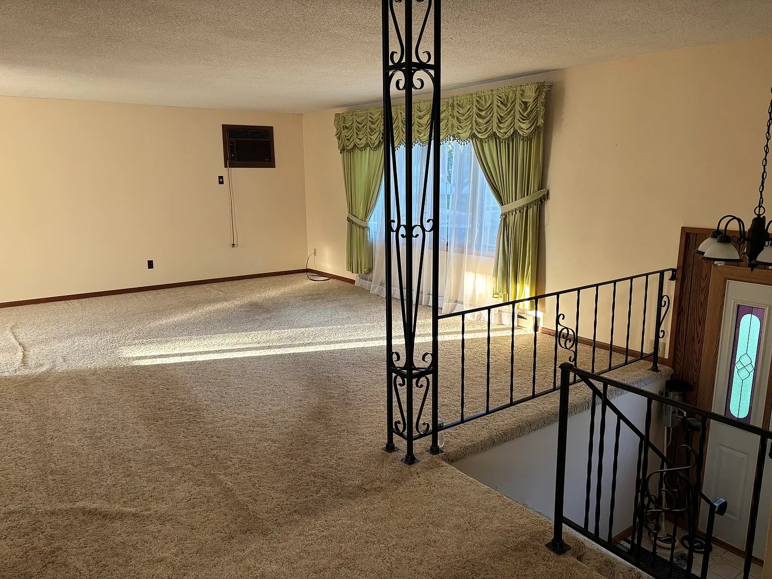 6 bed, 2304 sqft, $3,000 — Photo 4