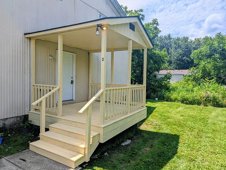 Private entrance with covered porch