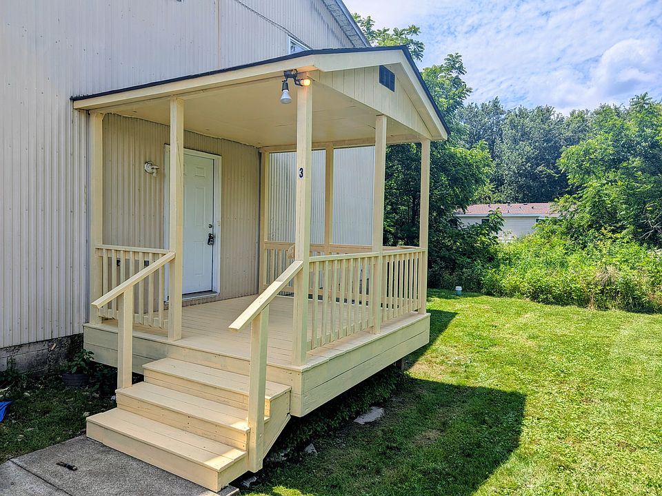 Private entrance with covered porch