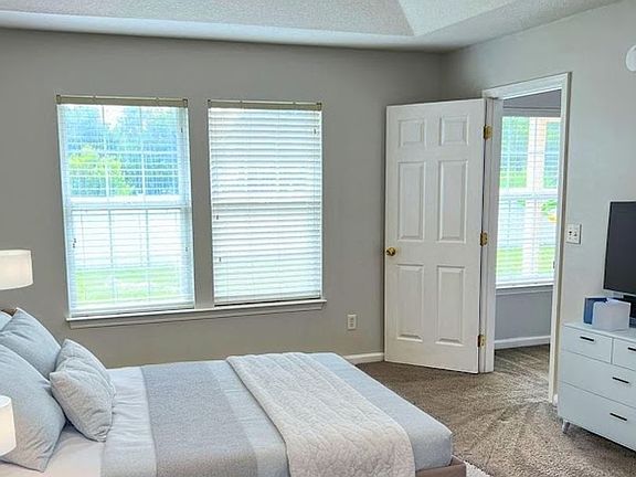 5th image of 218 Royal Palms Ave