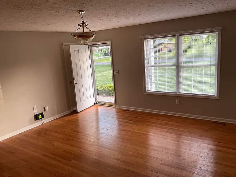 160 Cherokee Dr — Photo 5