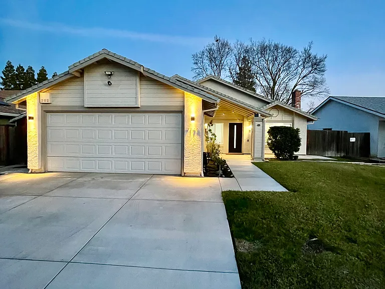 7174 Predial Way — Photo 1
