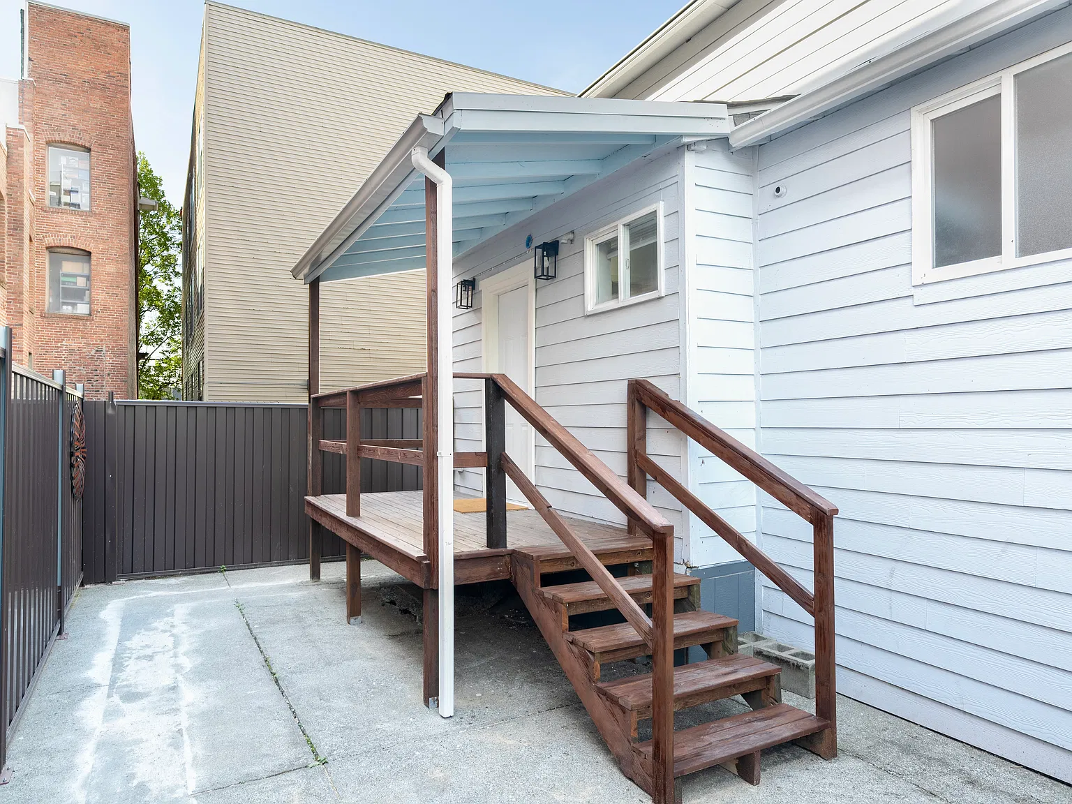 112 13th Ave — Photo 2
