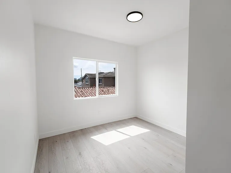 2860 Webster Ave — Photo 20