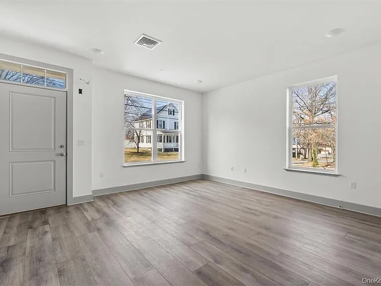 75 Forester Ave #Townhouse 2 — Photo 2