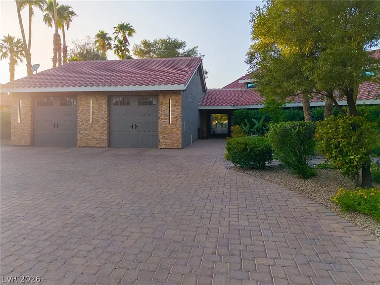 300 E Lacy Ln — Photo 7