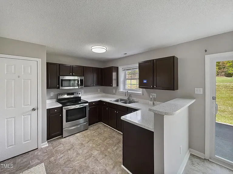 10 Sandy Bluff Ct — Photo 9