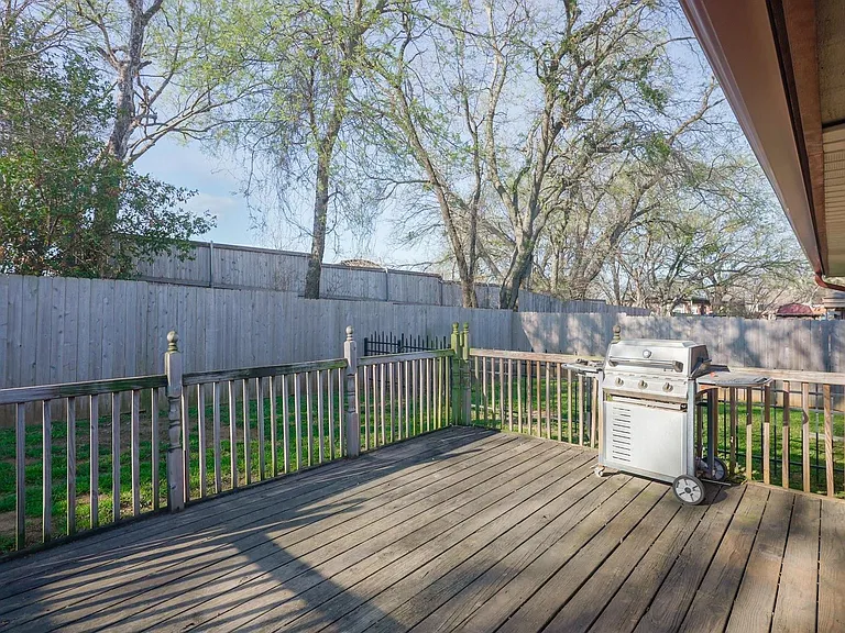 333 Banyan Dr — Photo 21