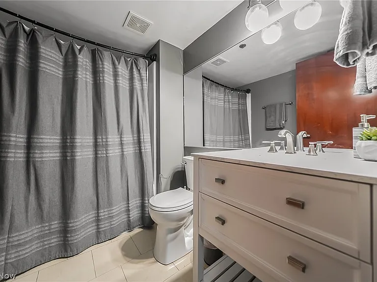 1133 W 9th St #305 — Photo 19