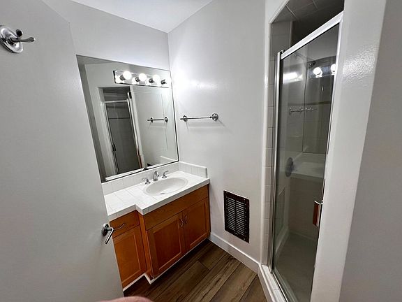 3rd image of 808-812 Westmount Dr #812-9