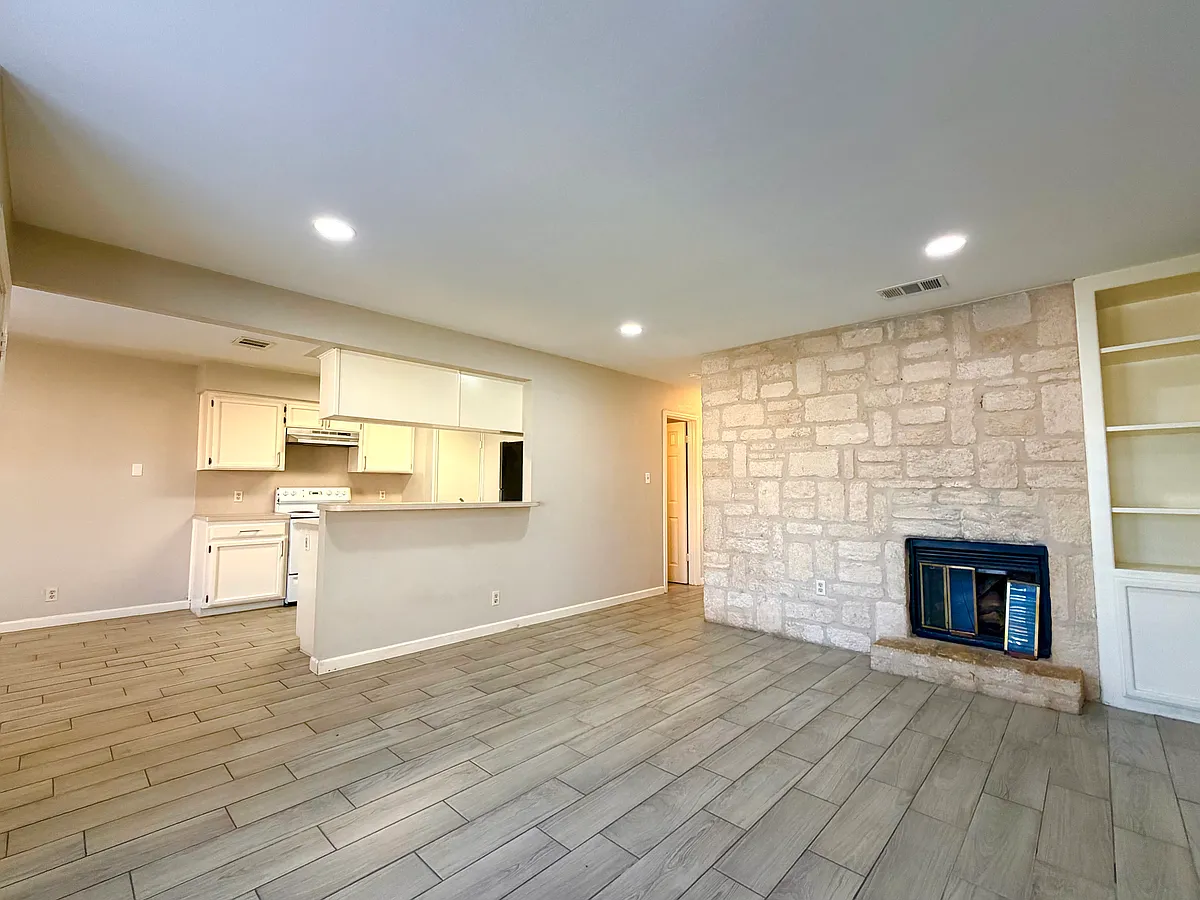 Building Photo - 209 E Noton St #109