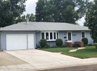 871 6th St W, Dickinson, ND 58601