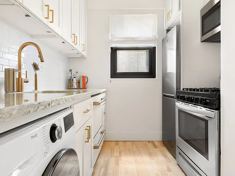 58 W 58th St #21F — Photo 11
