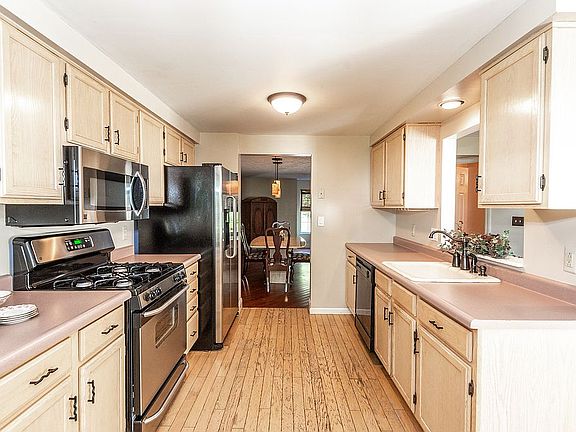 4th image of 483 Shadywood Dr