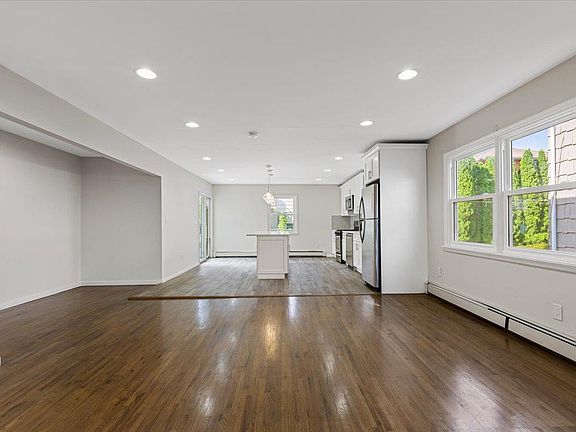 4th image of 492 Main St E #1