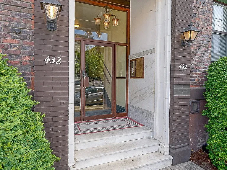 432 Summit Ave E — Photo 8