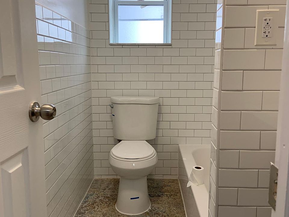 2nd image of 1044 Washington Ave #D
