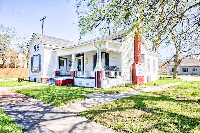 E Washington Ave, Navasota — Photo 2