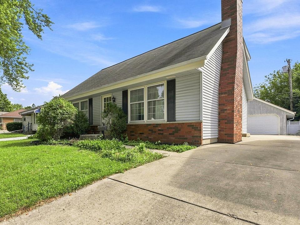1st image of 928 S 111th PLACE