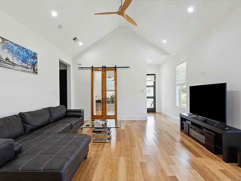 2129 Angela Ave — Photo 8