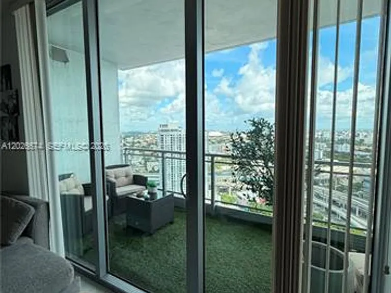 90 SW 3rd St #4006 — Photo 2