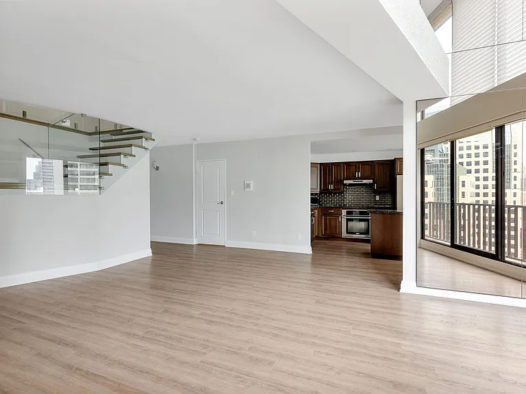 33 Harbour Sq #2208 — Photo 6