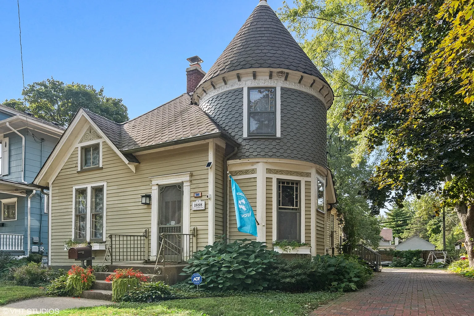 565 Park St photo 1