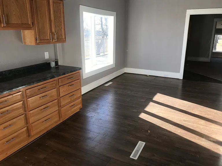 116 Lawrence Ave — Photo 7