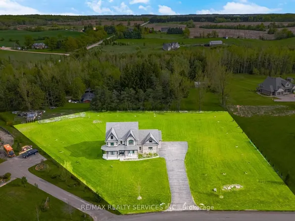 26 Country Meadows Dr, Amaranth, ON L9V 3T8