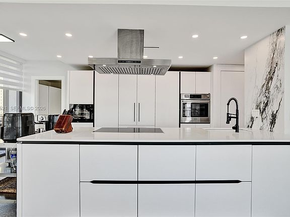 4th image of 520 Brickell Key Dr APT A1015