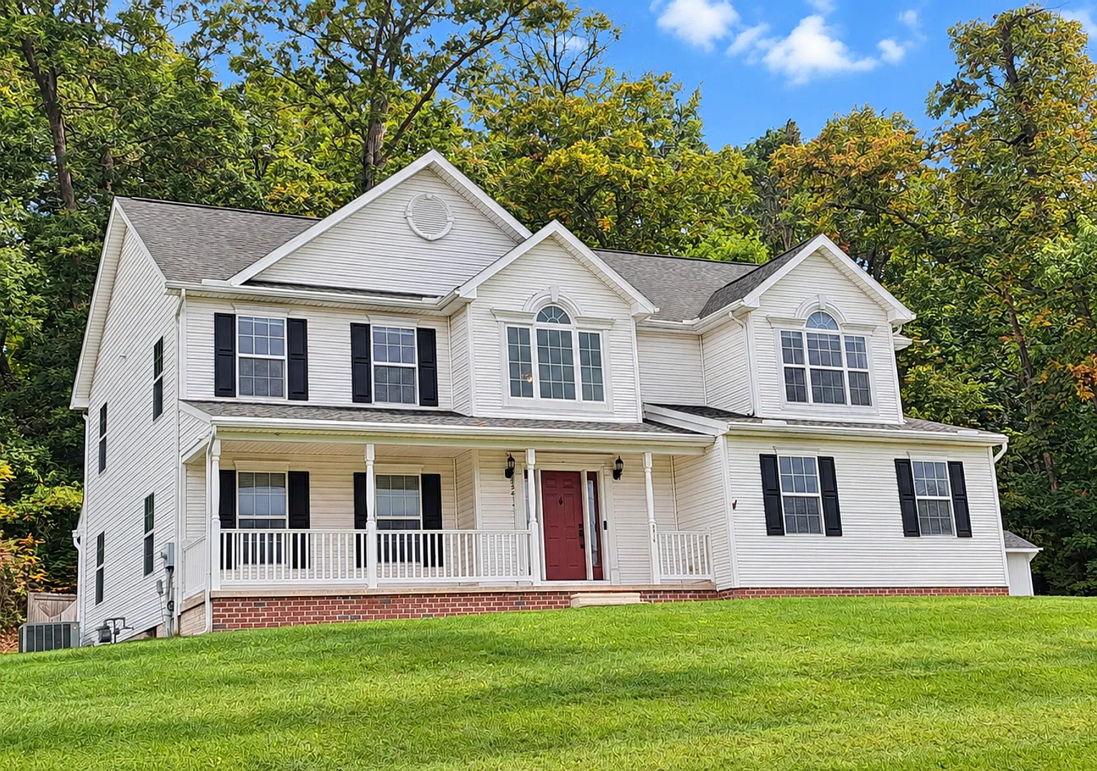 4 Bed / 2-1/2 Bath Single Family Home — Photo 2