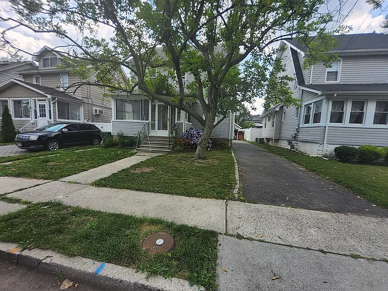 208 Clover St — Photo 1