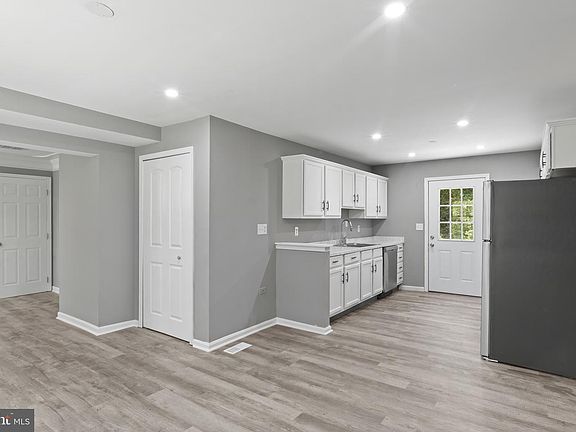 4th image of 3615 Floral Park Rd