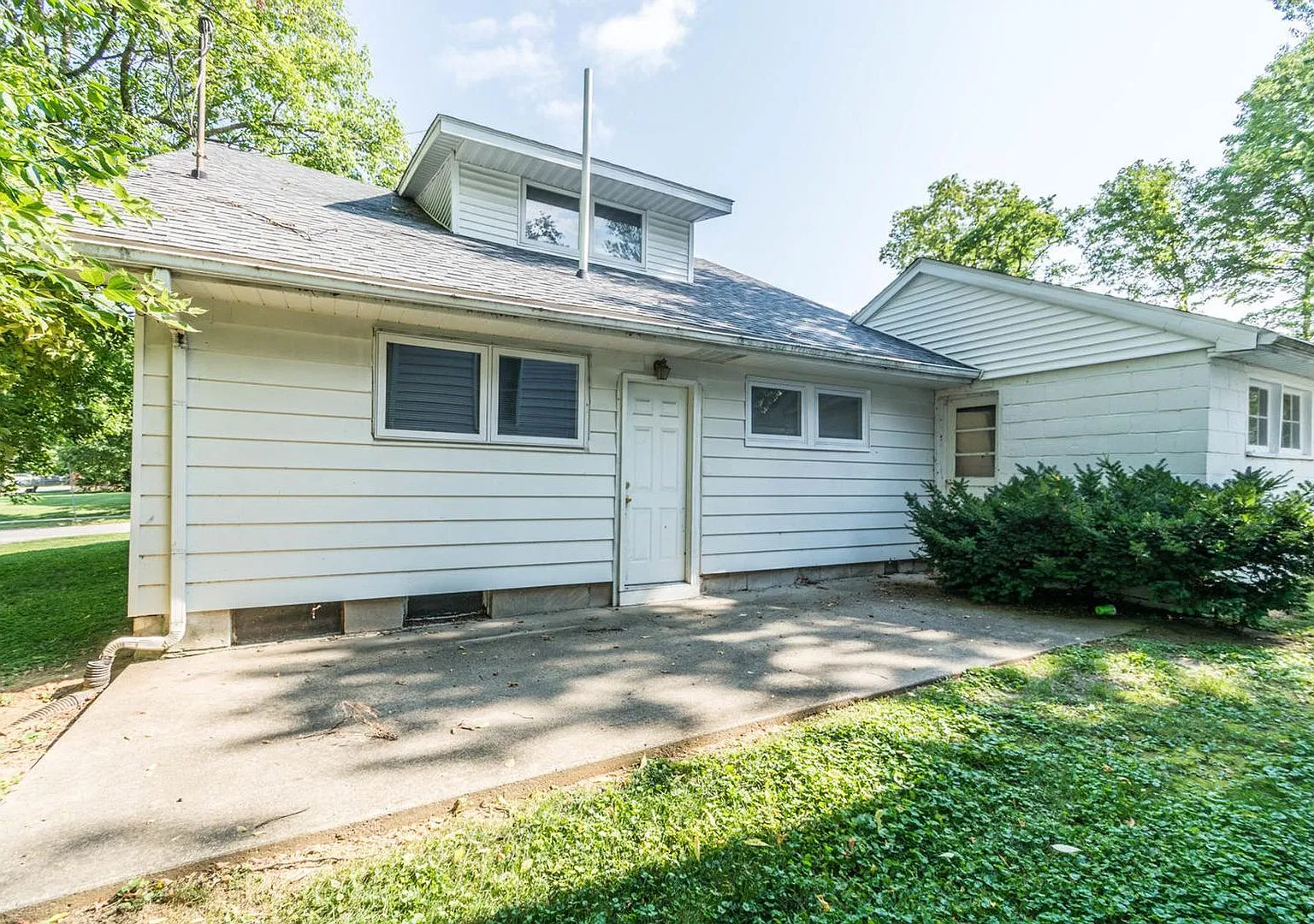 Available August 2027 Fully Remodeled!! — Photo 3