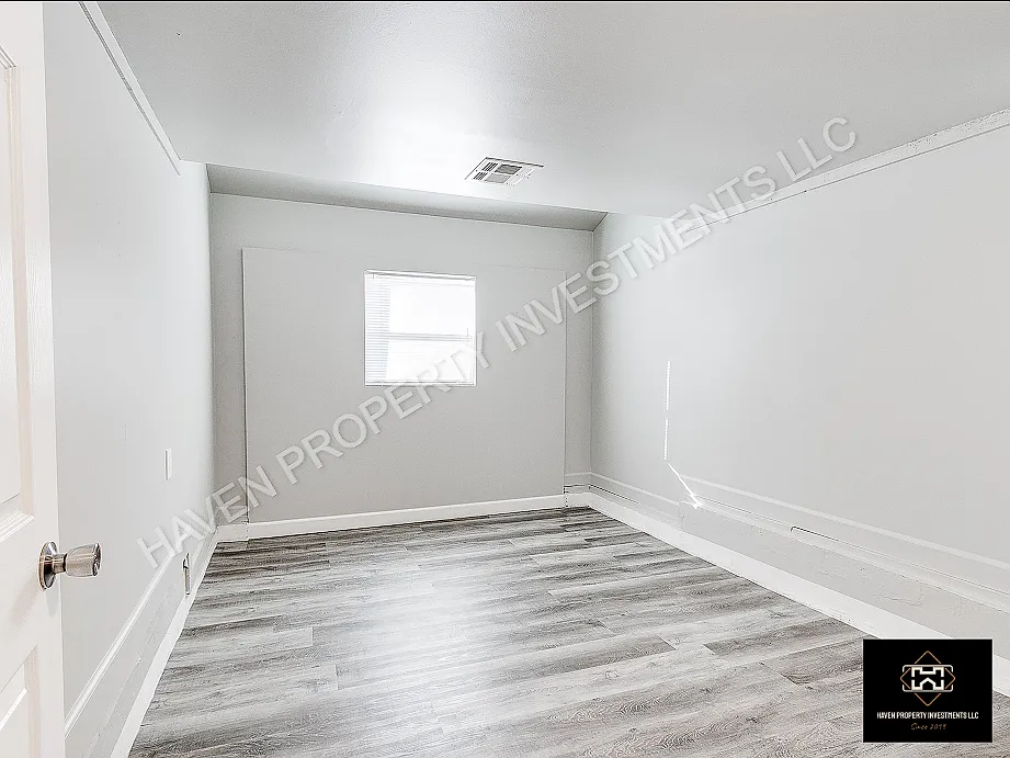 305 W Marshall Dr - 1 — Photo 4