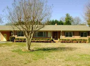 110 Saint James Dr, Spartanburg, SC 29301