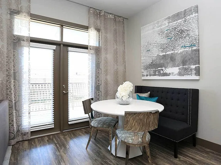 Pearl_Washington_model-b5_dining-1