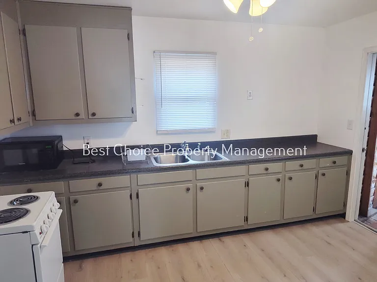 1903 N Holly St — Photo 2