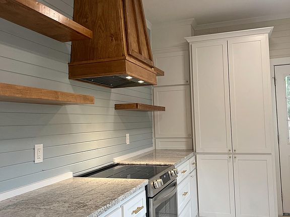 5th image of 322 Centerville St NE