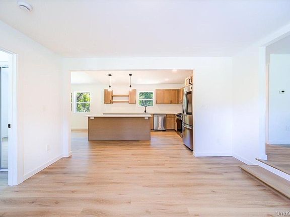 5th image of 452 Vineyard Avenue