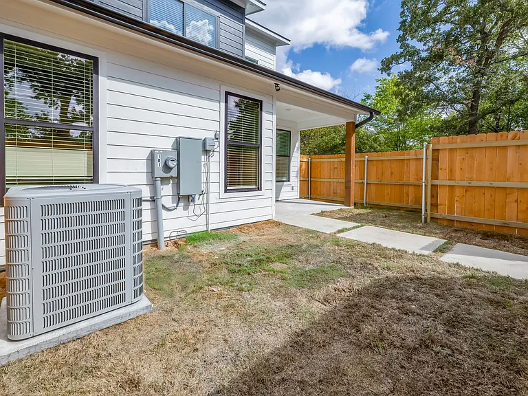 211 Lynn Dr — Photo 37