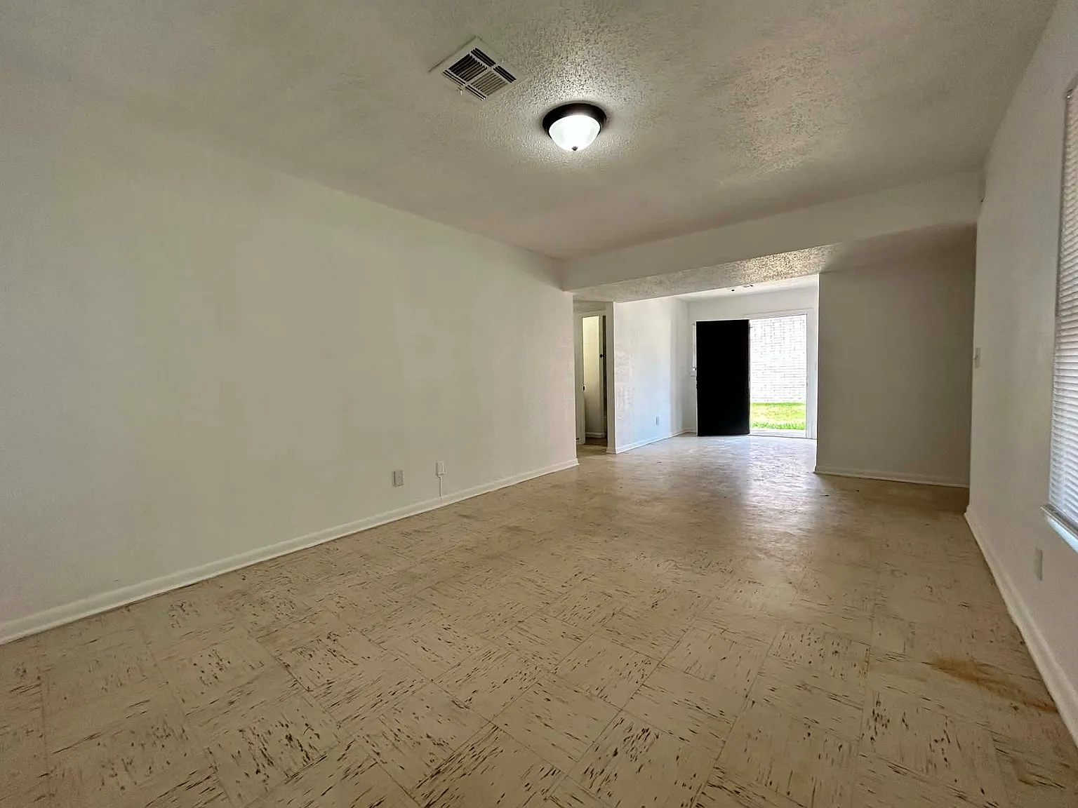 3 bed, 1095 sqft, $1,400 — Photo 3