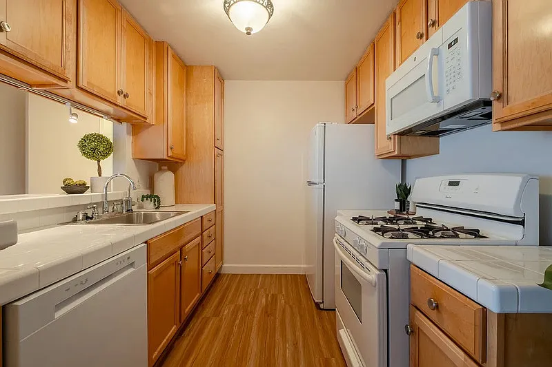 1 bed, 1.0 bath, 642 sqft, $2,100 — Photo 3