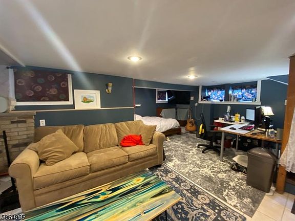 5th image of 49 Belmohr St