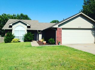 209 Greentree Dr, Noble, OK 73068