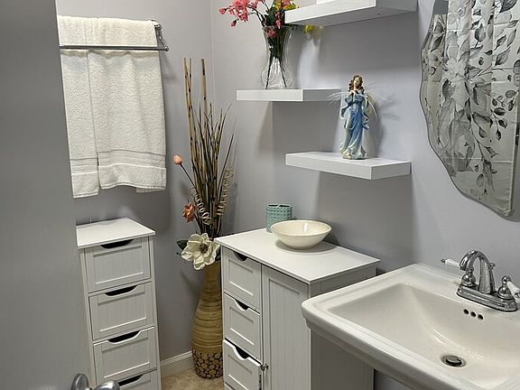 5th image of 220 Anderson Rd