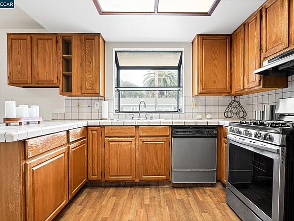 5th image of 3564 Smith St