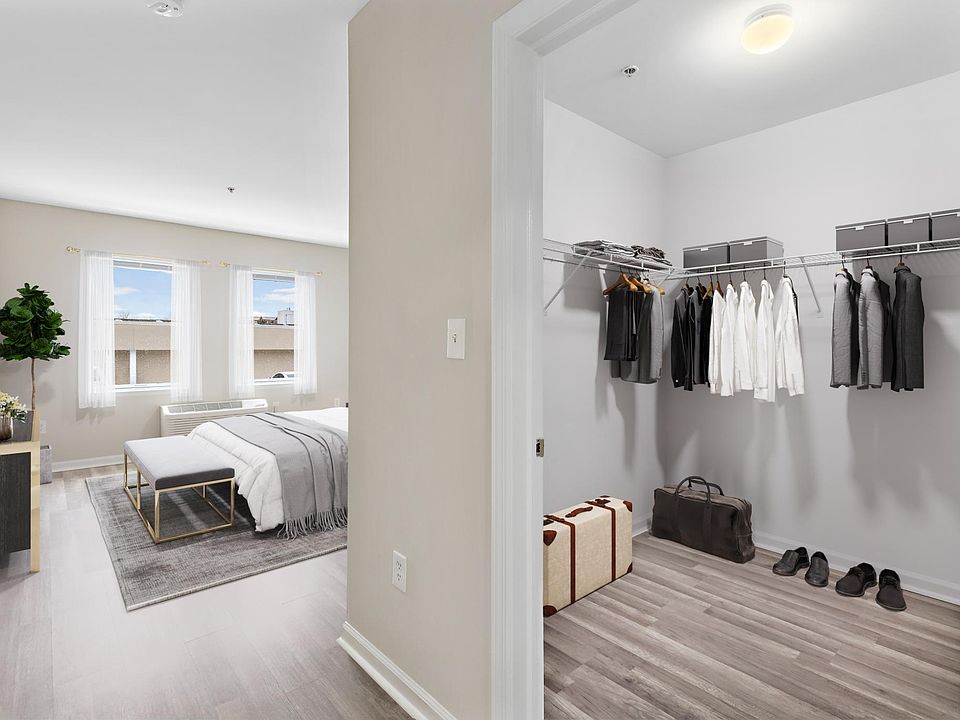 One-bedroom unit with amazing closet!