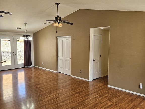 4th image of 202 NE Plum Ridge Dr